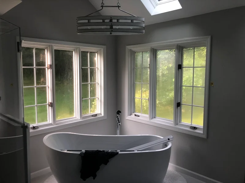 Triple casements in the bathroom